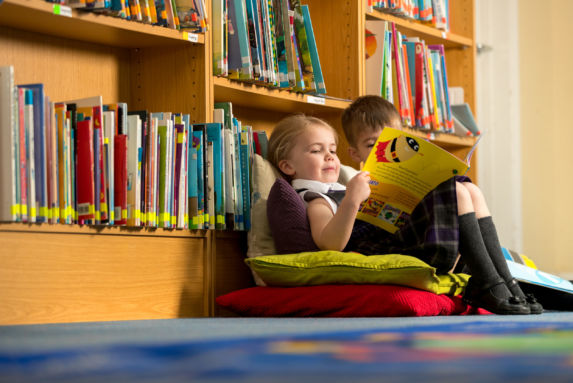 wycliffe nursery pupils reading in the library